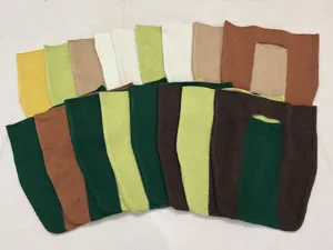 Detailansicht bunter Strick-Shopper, lässige minimalistische Umhängetaschen für Damen.