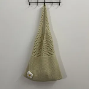 Beige gestrickte Mesh-Tragetasche mit Blumendekor, lässige Umhängetasche für Damen im Alltag.
