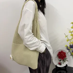 Beige gehäkelte Schultertasche für Damen, stilvolle Strick Tote Bag mit süßem Blumenanhänger Alltag.