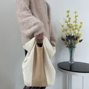 Strick-Tasche Detail mit zweifarbigem Kontrast-Design, lässige Pendler Handtasche Textur.