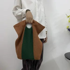 Detailansicht der stilvollen farbblockierten Stricktragetasche mit feiner Textur und tollem Design.
