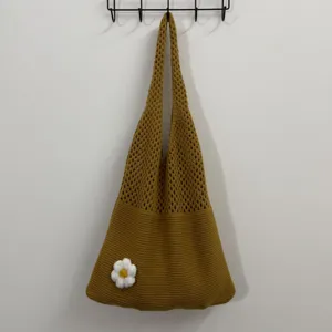 Senfgelbe Strick-Shopper Tasche mit Häkelblume, lässige Retro Umhängetasche für Damen Alltag.