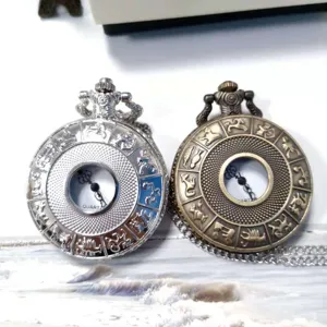 Vista dettagliata dell'orologio da tasca traforato vintage, stile meccanico bronzo e argento.
