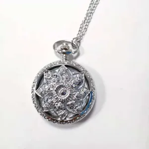 Orologio da tasca vintage in argento con catena, elegante orologio collana con strass.