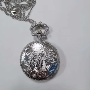 Orologio da tasca argentato intagliato vintage con catena lunga, design retrò dettagliato.
