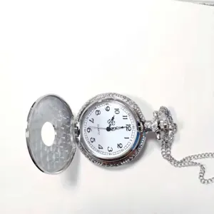 Orologio da tasca in argento con strass, movimento al quarzo e catenina vintage.
