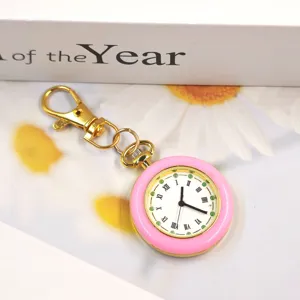 Dettaglio orologio da tasca rosa, movimento al quarzo, chiusura dorata, accessorio portatile.