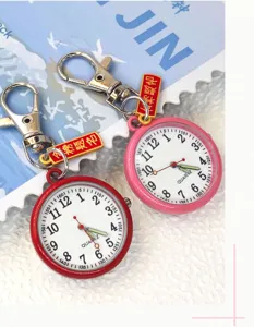 Quarz Taschenuhr Schlüsselanhänger Detailansicht, leuchtendes digitales Zifferblatt, tragbarer Anhänger.