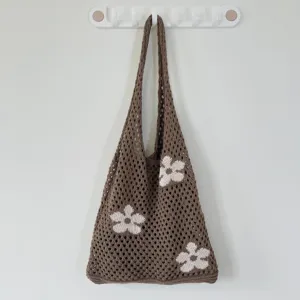 Braune gestrickte Netztasche als Tote Bag mit weißem Blumenmuster, Detailansicht Einzelriemen.