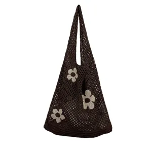 Detailansicht der braunen Stricktasche mit Blumenmuster, gehäkelte Netzstruktur und feine Details.