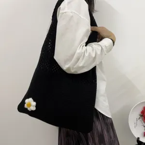 Schwarze Strick-Tasche für Damen, großer Vintage Schulterbeutel mit hübschem Blütendekor.