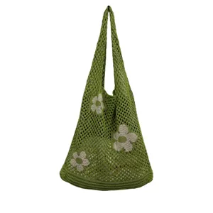 Detailansicht der grünen Strick-Netz-Tasche mit eleganten, beige floralen Webmustern.