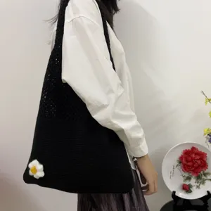 Schwarze Häkel-Umhängetasche mit Strickblumen-Design, lässige große Tragetasche.