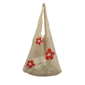 Detailaufnahme der beige Strick-Netz-Umhängetasche mit charmanten roten Blumenmustern.