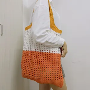 Handgemachte farbblockierte Häkel-Tasche mit großem Fassungsvermögen und hohlem Strickdesign.