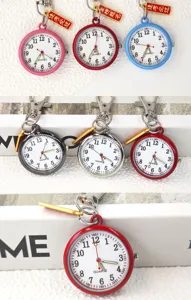 Niedliche Studenten Quarz Taschenuhr Schlüsselanhänger mit Glücksbringer und Zifferblatt.