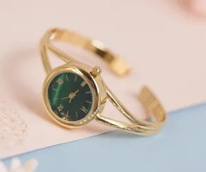 Élégante montre quartz jonc dorée pour femme avec cadran vert minimaliste style mode chic quotidien