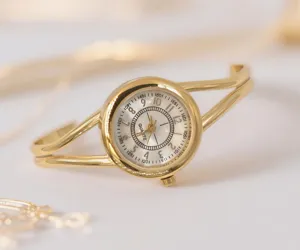 Montre-bracelet quartz jonc dorée élégante et minimaliste pour homme et femme, détail.