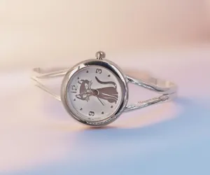 Montre quartz jonc argentée avec cadran chat mignon, accessoire de mode élégant et chic.