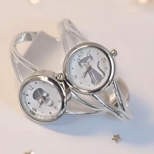 Ensemble de montres quartz jonc argenté avec un cadran chat et crâne pour femmes.