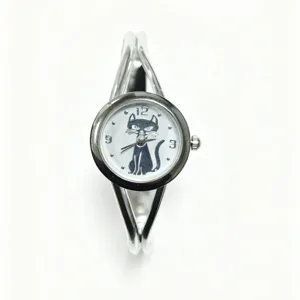 Montre quartz bracelet jonc argenté avec un charmant cadran chat noir pour femmes.