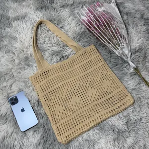 Detailaufnahme der beigen gestrickten hohlen Schultertasche mit elegantem freizeit Stil.