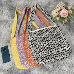Strick geometrische Tote Tasche in bunten Farben, Detailansicht der modischen Freizeittasche.