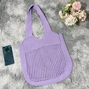 Lila gestrickte Schultertasche mit Lochmuster, lässige Handtasche für Damen im Alltag.