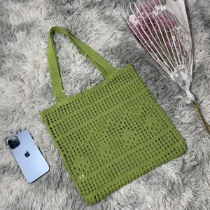 Grüne hohle Strick-Tragetasche Detail, lässige minimalistische Schultertasche Szene, weicher Strickstoff.