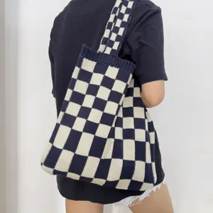 Schachbrett Strick Umhängetasche, lässige Achseltasche mit stilvollem schwarz-weißem Muster.