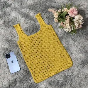 Detailansicht der gelben gehäkelten Netztasche, Stricktasche Struktur Nahaufnahme.
