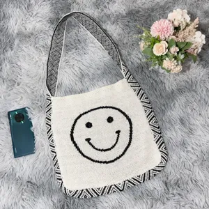 Detailansicht der gestrickten Smiley-Tasche mit weicher Textur und lässigem Alltagsstil.
