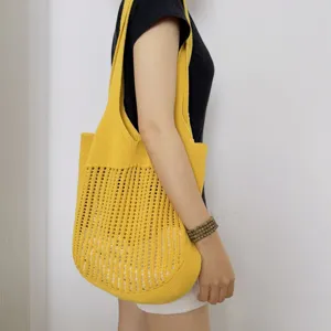Gelbe gestrickte Mesh Shopper Tasche Detailansicht, lässige Schultertasche für Damen.