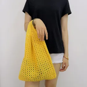 Detailaufnahme der gelben Häkel-Netztasche mit feiner Strickmasche und großer Kapazität.
