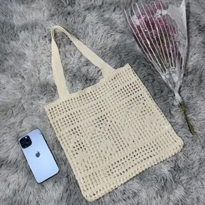 Detailansicht der beigen Strick-Hohltasche Textur und lässiger Alltagsstil für Damen.