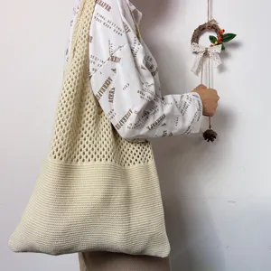 Detailansicht einer koreanischen Strick Schulter Shopper Tasche, beige Häkel Beutel Handtasche.