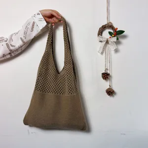 Detailansicht der braunen Häkel-Stricktasche mit Lochmuster und hochwertiger Verarbeitung.