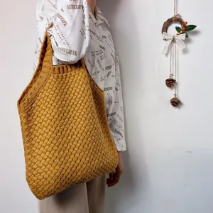 Gestreikte Tragetasche, Vintage Senfgelb Umhängetasche, lässige ästhetische Detail Ansicht.