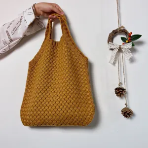 Strick Handtasche Detailansicht, senfgelbe gewebte Tasche mit Textur und Haltegriff.