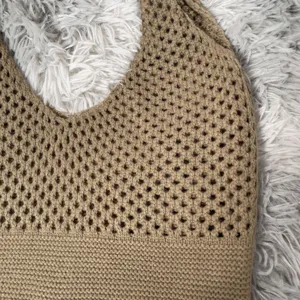Khaki Strick Häkel Shopper Detailansicht, stilvolles Lochmuster lässige Umhängetasche.