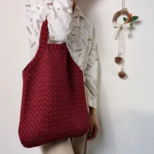 Weinrote Stricktasche Detail, lässige Schultertasche mit Retro Textur und großer Kapazität.