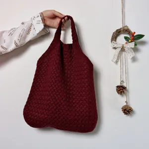 Burgunderrote Strickhandtasche Detail, weiche gewebte Tasche fuer Alltag und stilvollen Look.