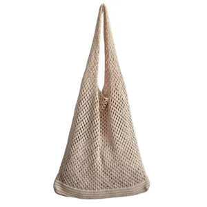 Beige Strick Netz Shopper Tasche Detail, gehäkelte Sommer Strandtasche Schultertasche.