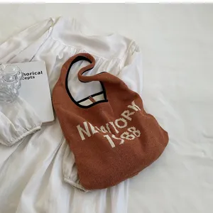 Braune Damen Umhängetasche aus Strick, Retro Hobo Bag mit Buchstaben und schickem Design.