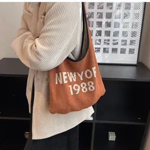 Retro Strick Umhängetasche mit Buchstaben, lässige braune Wolltasche für den Alltag.