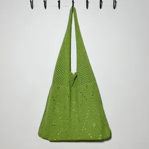 Grüne Strick-Tote-Bag Detailansicht, lässige Umhängetasche mit Lochmuster-Design.