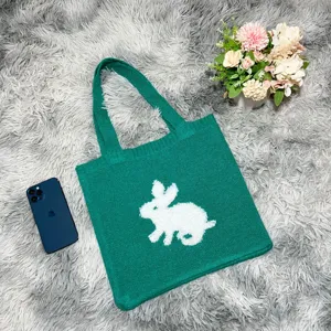 Gedetailleerde groene gebreide tas met wit konijn motief voor dagelijks gebruik casual stijl.