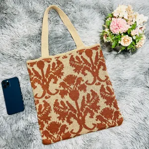 Detailansicht einer vintage Blumen Strick-Tasche, stilvolle beige braune Umhängetasche.