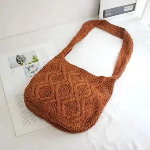 Braune Strick Umhängetasche Detailansicht, lässige Retro Häkel Tote Tasche mit Zopfmuster.