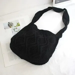 Schwarze Strick-Umhängetasche mit Zopfmuster, lässige Hobo-Tasche für Damen und Alltag.